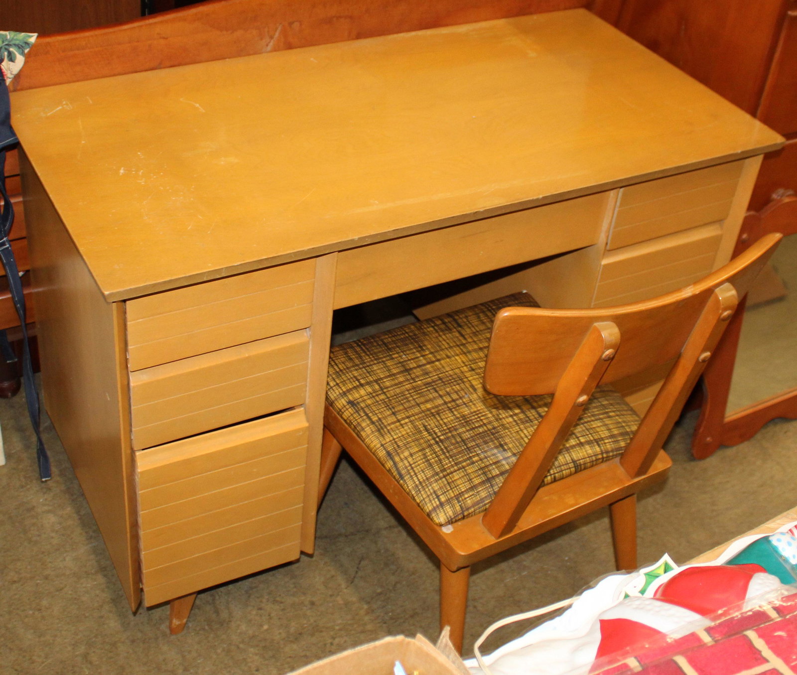 ca. 1960 Baumritter Blonde Maple Desk: 1960s Baumritter mid century modern blonde maple or birch kneehole desk on raised tapered legs, with 6 drawers in excellent like new condition, accompanied by an associated desk chair 30" x 43" x 21"