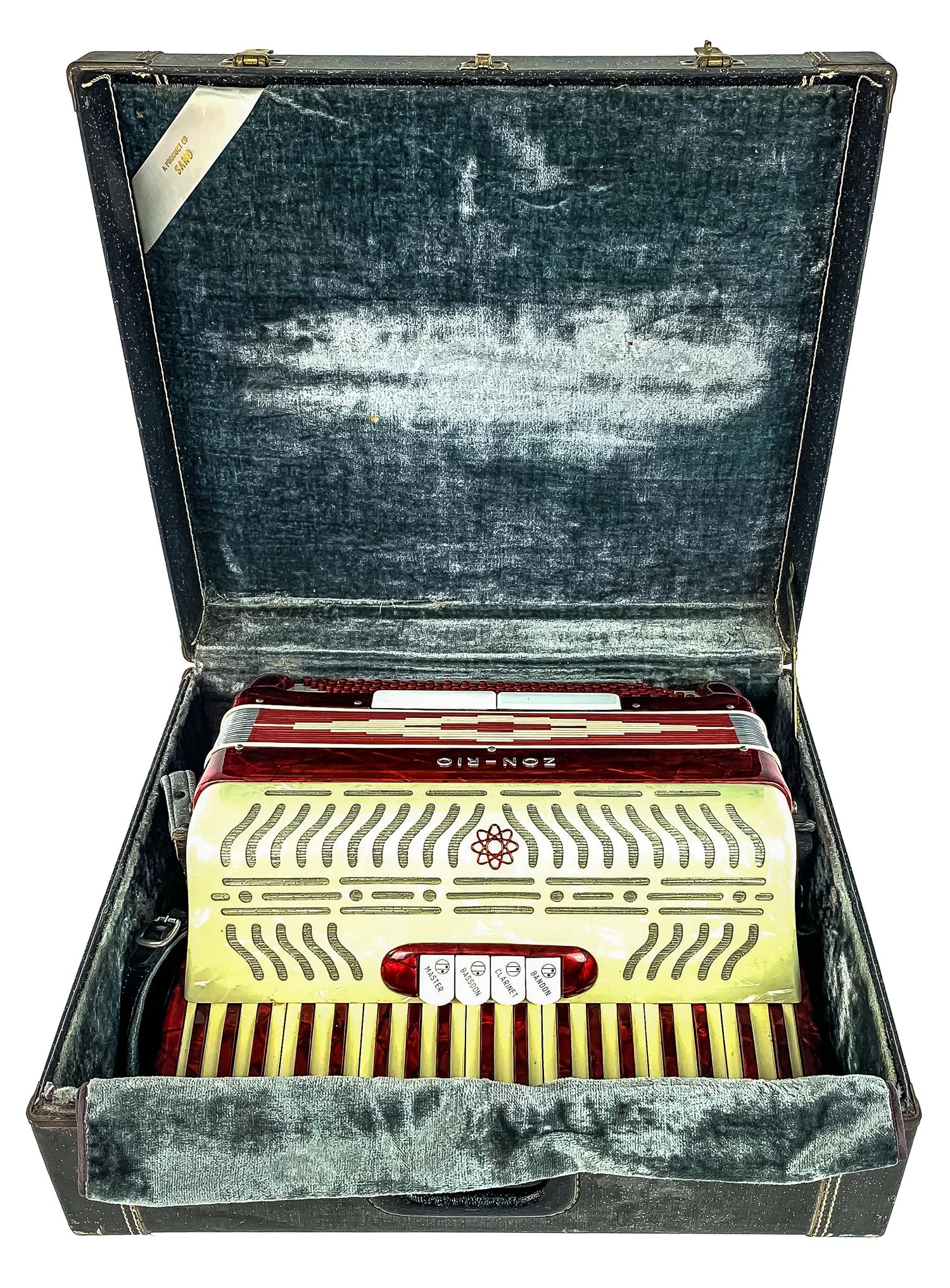 Zon Rio Piano Accordion: Zon Rio piano accordion appears to be in overall good shape,Appears to be in good overall shape makes noise and keys seem to work as expected but may need work or tuning beyond cursory inspection.