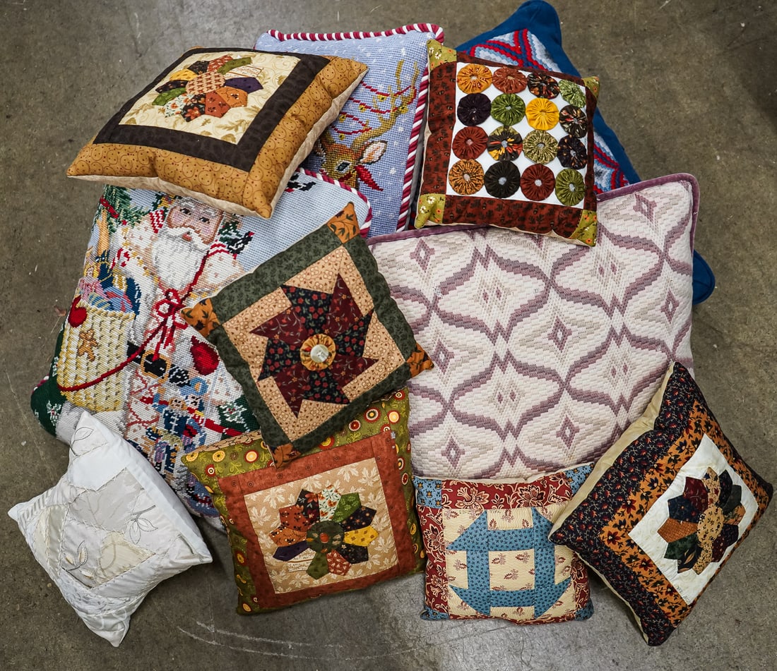 Group of Throw Pillows (1 of 1)