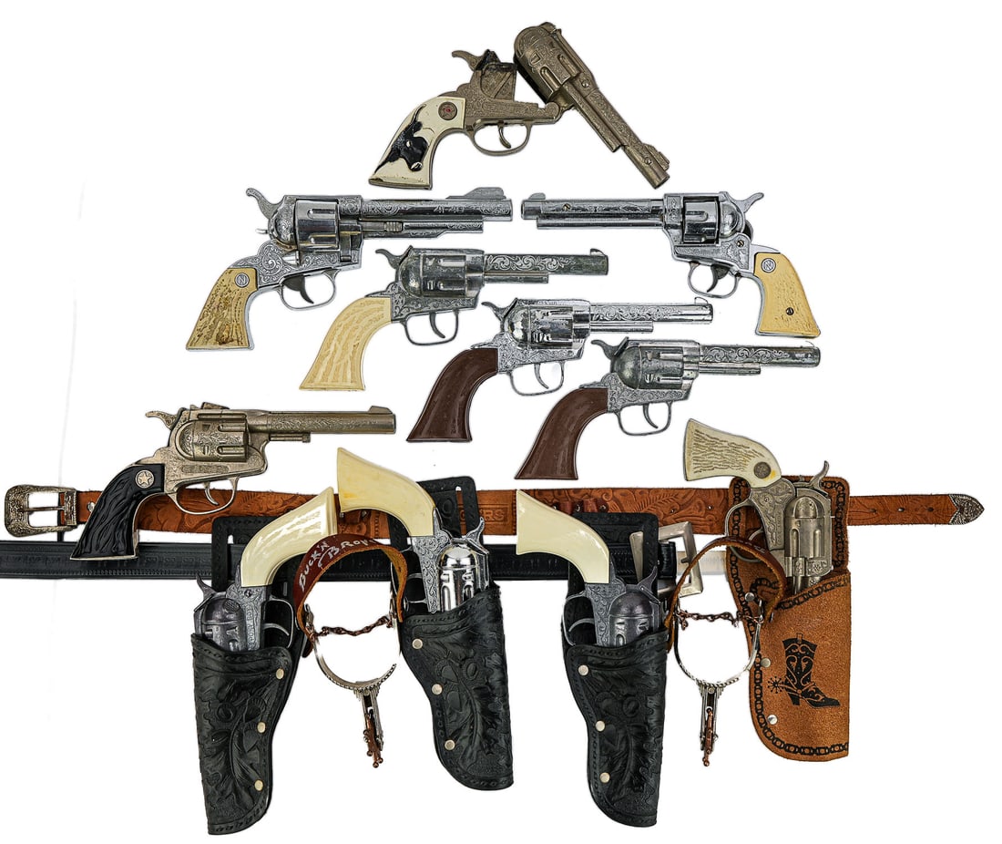 Vintage Toy Western Cap Pistols, Holsters, Belts: Western style toy cap pistols, holsters, belts (12 pcs), including double holster belt with pistols, lengths 9" to 10'