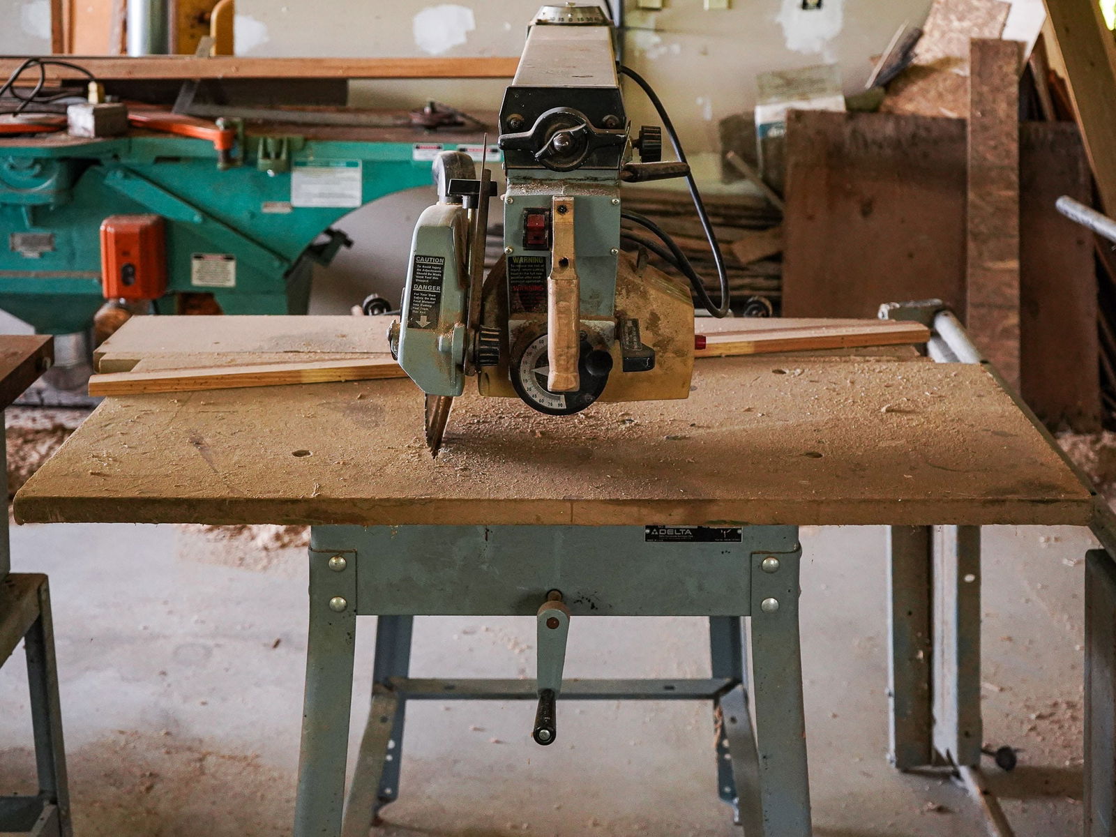 Delta Radial Arm Saw, 2hp: Delta Radial Saw-Please note due to factors related to the estate we will need clear payment for the lots prior to pickup. There will be a pickup period from 10am-4pm on Monday August 26th or by appoi