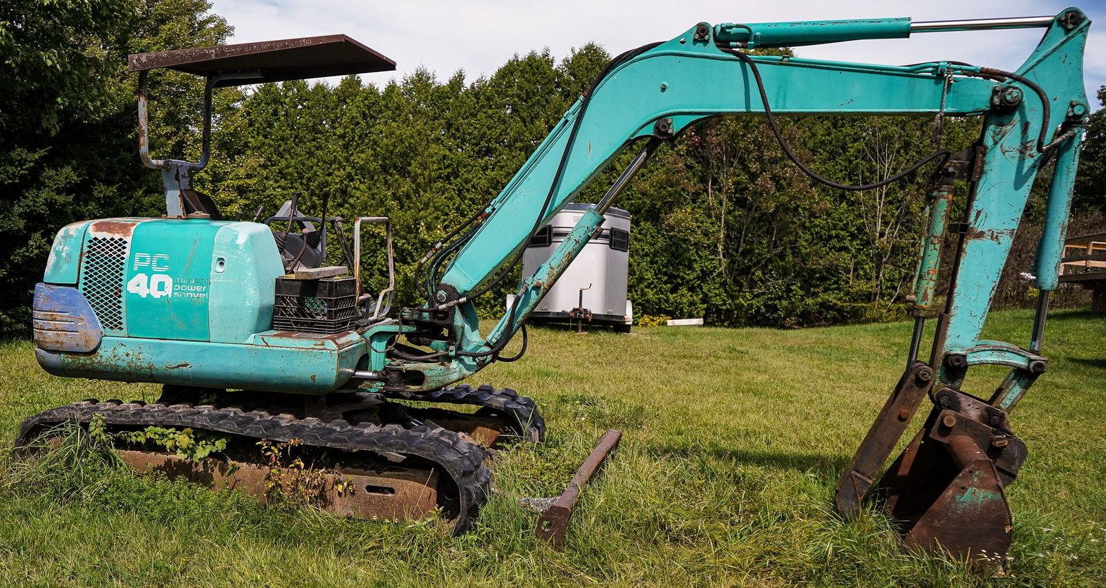 Komatsu PC40 with thumb attachment and extra bucket (1 of 6)