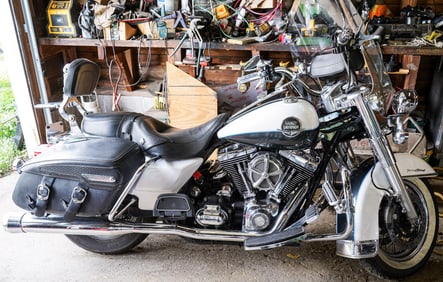 2006 Harley Davidson Road King with 2 helmets, passenger back bar, and mens large leather jacket