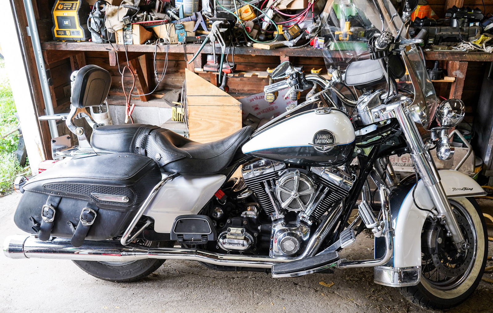 2006 Harley Davidson Road King with 2 helmets, passenger back bar, and mens large leather jacket (1 of 7)