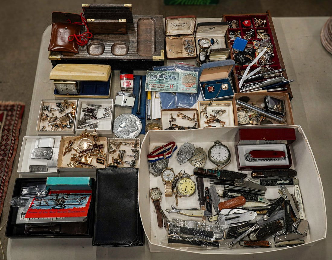 Men's Jewelry, Pens, Knives, Cufflinks.: Large group of men's jewelry, Masonic, pens, pocket knives, and figural cufflinks including revolvers, fish, cars, clocks.