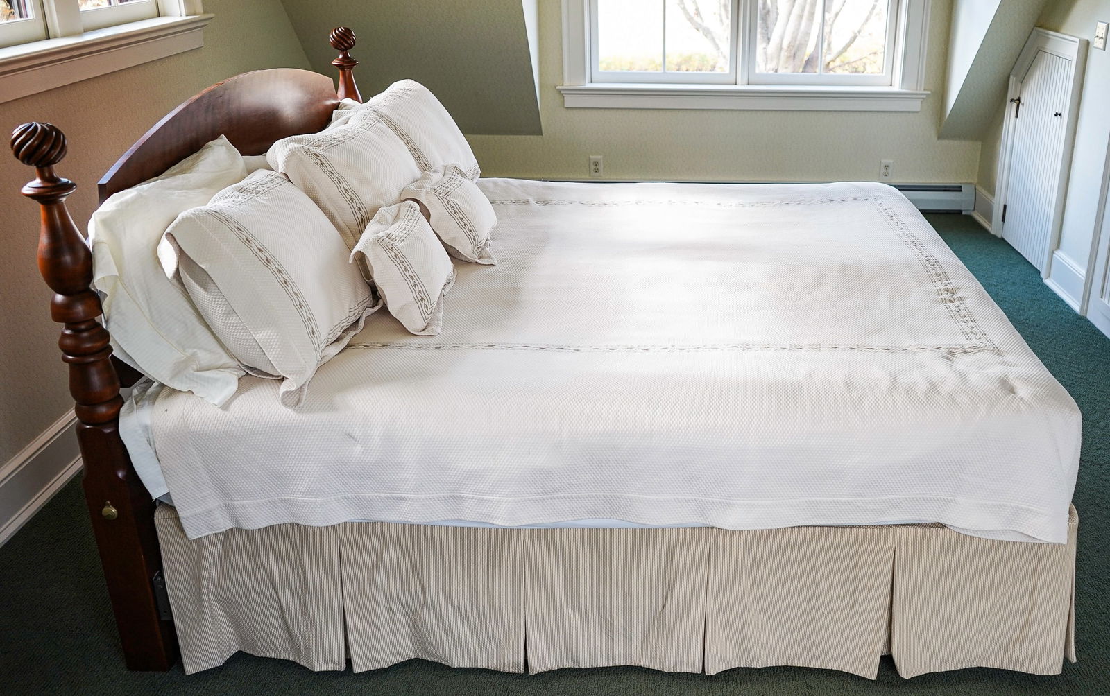 Leonard's of Seekonk, Ma Custom Cherry King Bed: Leonard's New England of Seekonk, Mass Cherry swirl top king size cannonball bed on Harvard frame. Comes complete with bedding as pictured.