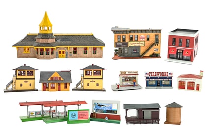 Lionel and MTH Building and Accessories Lot