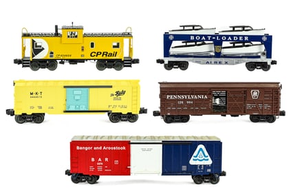 5 Lionel O Gauge Caboose, Boxcars and Loader Lot