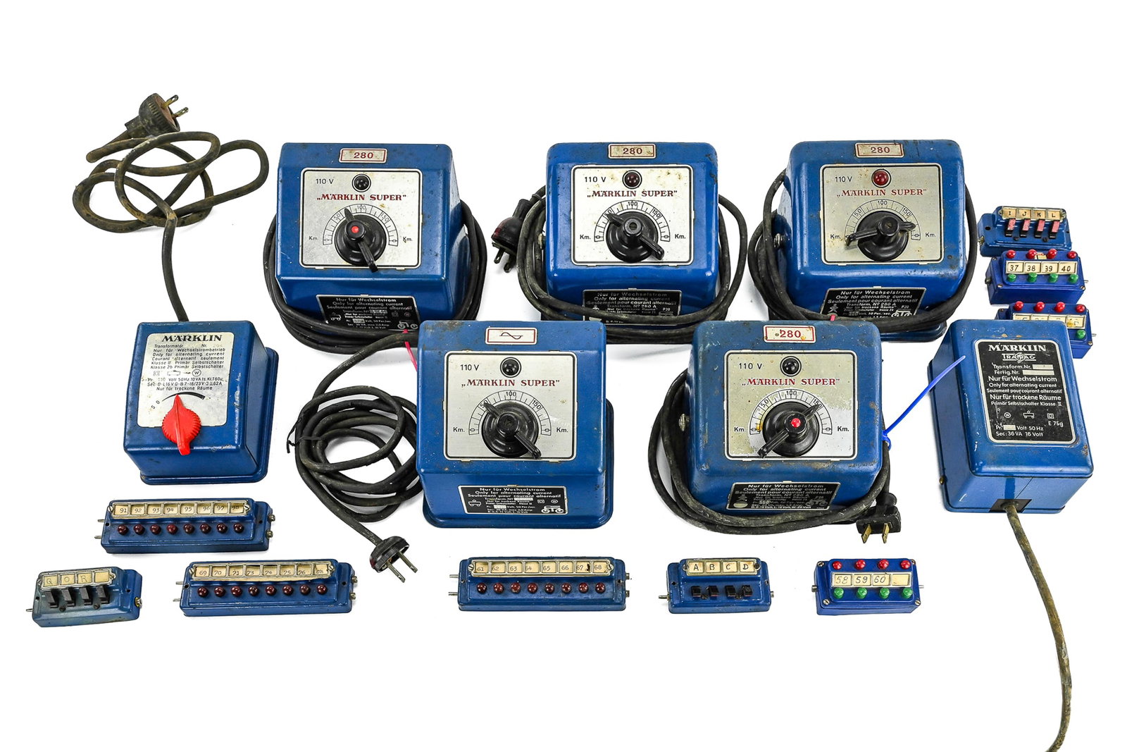 ?Märklin Transformers Collection 30 pcs: This lot includes three Märklin 474/8 HO illuminated switch point panels, five Märklin 475/4 panels (one missing a back), eight Märklin 7027 pulse platform switches with plastic backs, nine Märkli