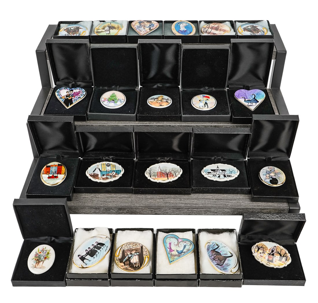 22 Buckley Moss Society Costume Brooches (1 of 5)