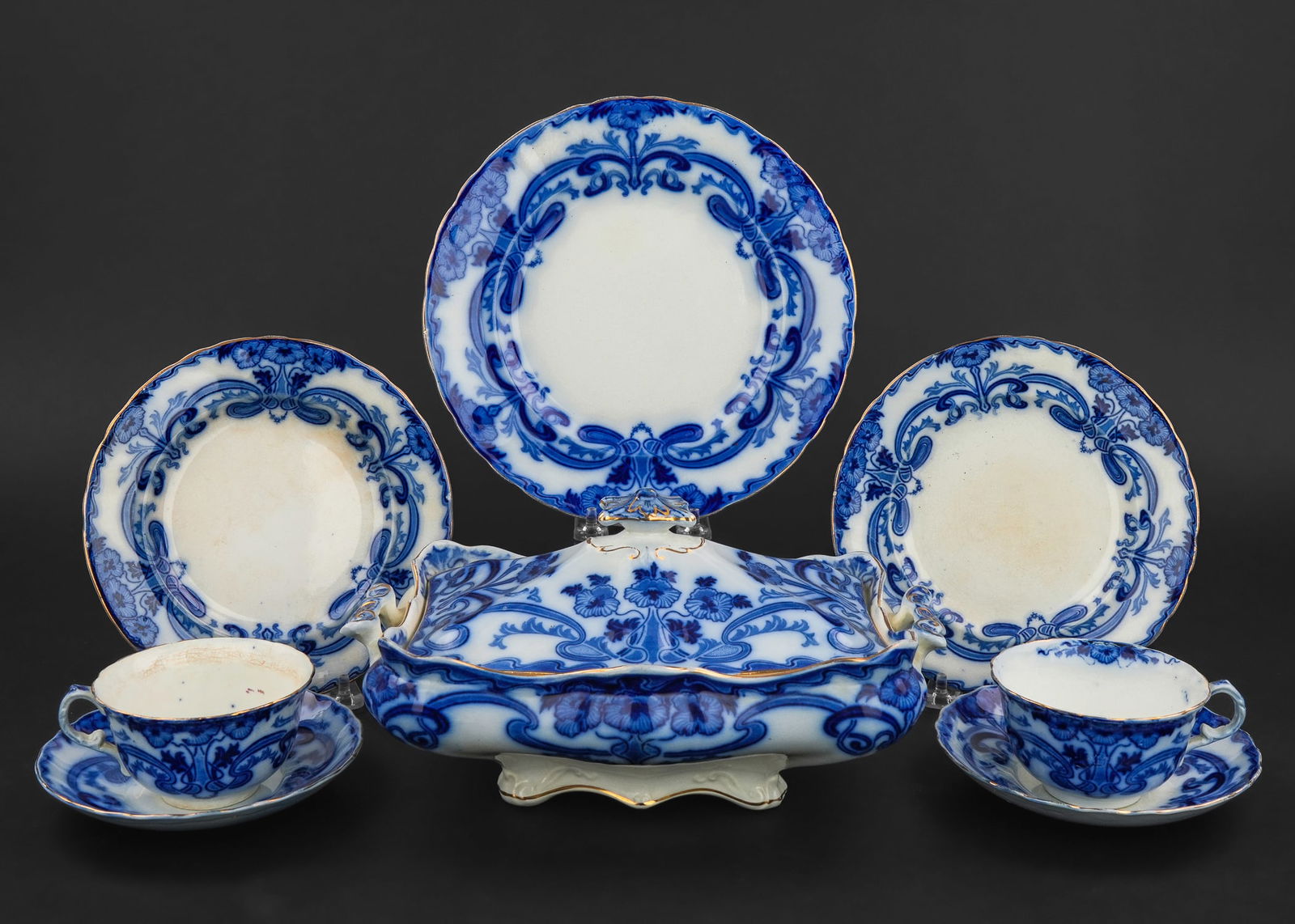 72 pcs. Burgess and Leigh Flow Blue Tableware (1 of 8)