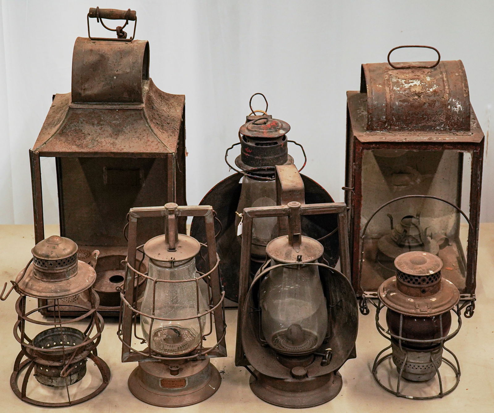 Lanterns and parts Table lot: Tin lanterns, parts lanterns, unmarked RR lantern (7 pcs)