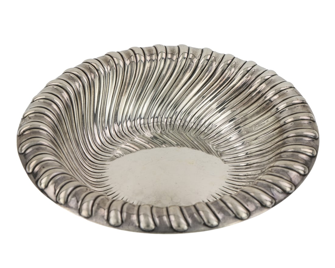 Gorham Sterling Silver Fluted Serving Bowl: Gorham sterling silver fluted serving bowl with flared wave motif dia. 10" 20.7 ozt. -overall good condition