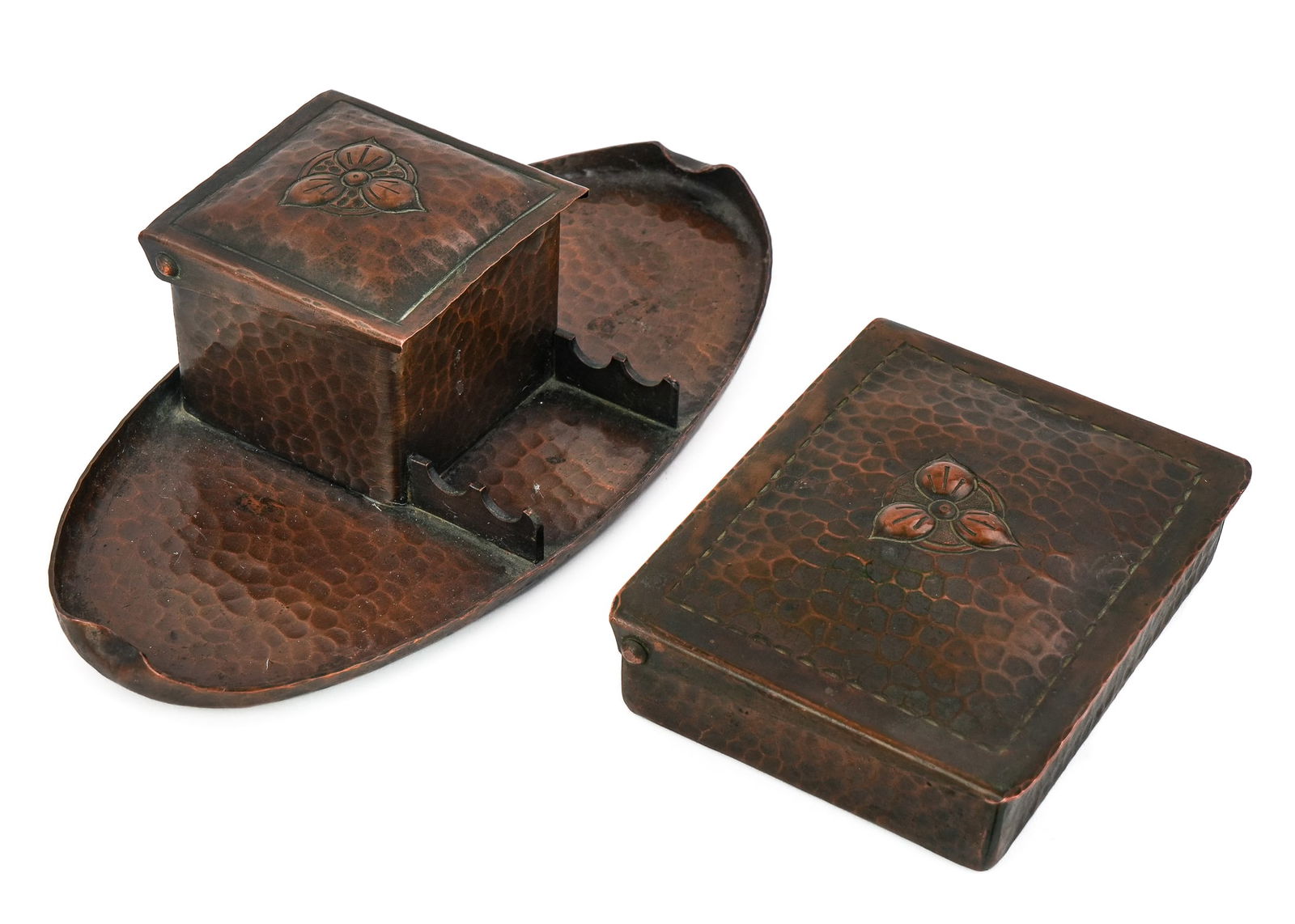 Craftsman Studios Hammered Copper: Craftsman Studios Arts & Crafts hammered copper box and inkstand (2 pcs),trefoil design, CS marks on base, lengths 4 1/2", 8 1/4"