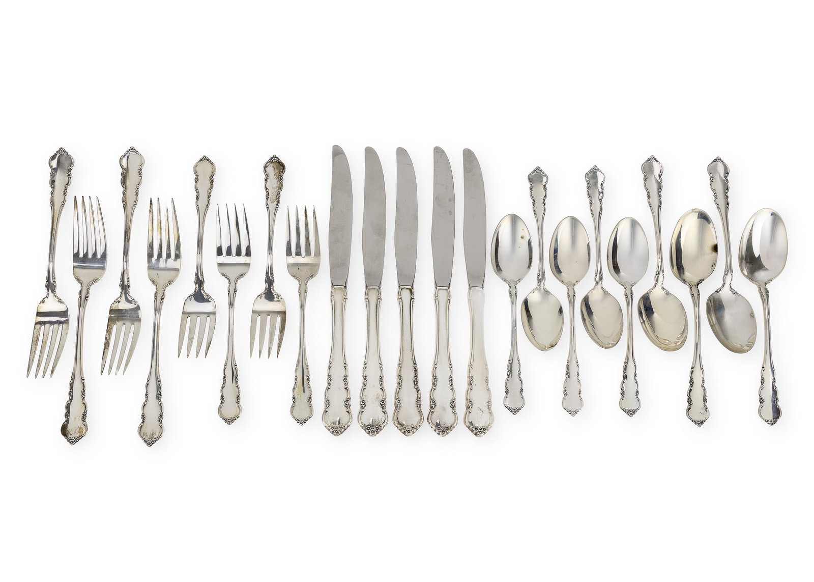 22 pcs. Heirloom Sterling Flatware: 22 pcs. Heirloom Sterling by Oneida "Martinique" sterling silver flatware including 4 dinner forks, 4 dessert forks, 5 dinner knives with stainless steel blades, 4 tablespoons, and 5 teaspoons 19.9 oz