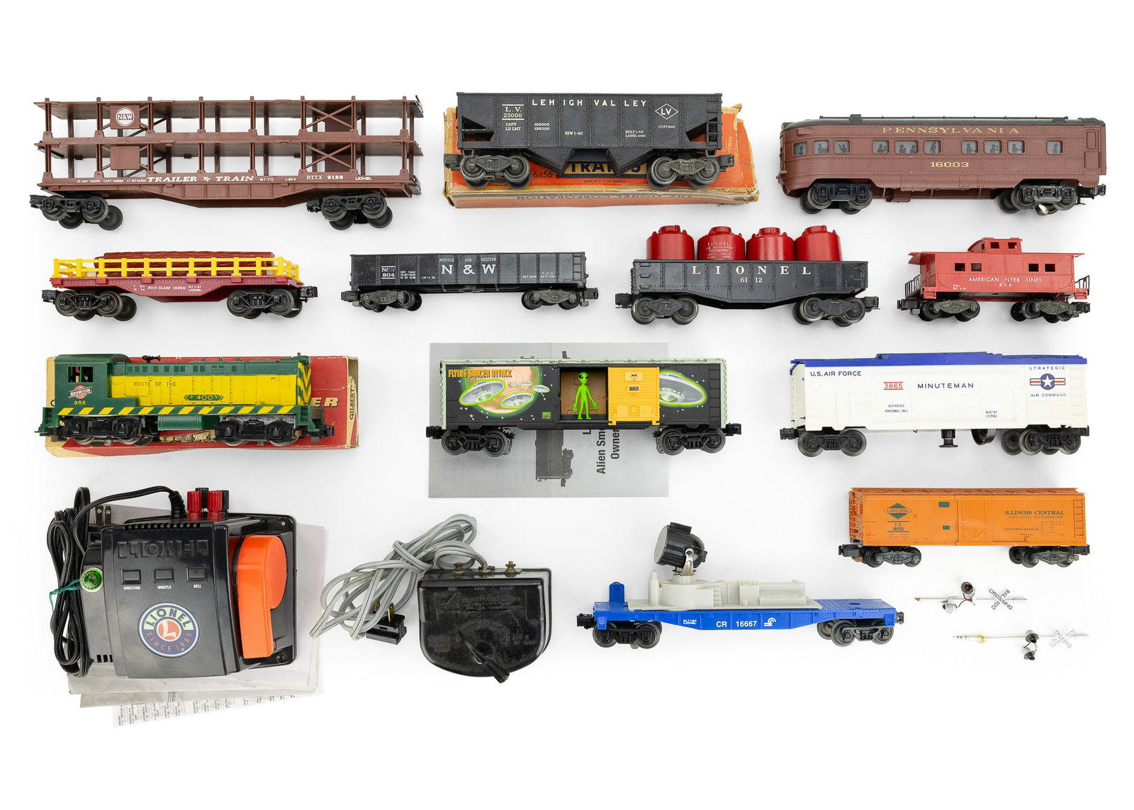 Lionel, American Flyer Train Pieces: Lionel, American Flyer train cars, engine (13 pcs plus 2 transformers), including rare Alien operating box car (6-36824) with lights, sound, smoke - Flying Saucer Attack!, lengths 6 1/2" to 13"