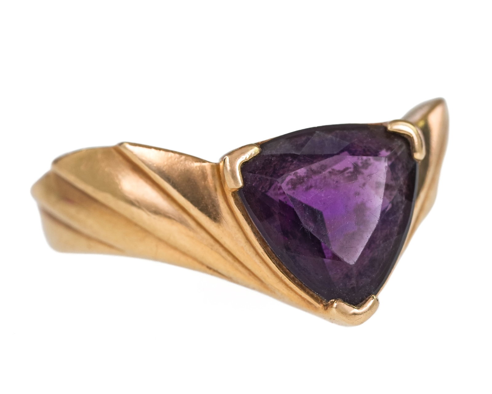 14k & Amethyst Ring: 14k yellow gold ring with a triangular cut center amethyst. Ring size 6.5. 4 grams t.w.