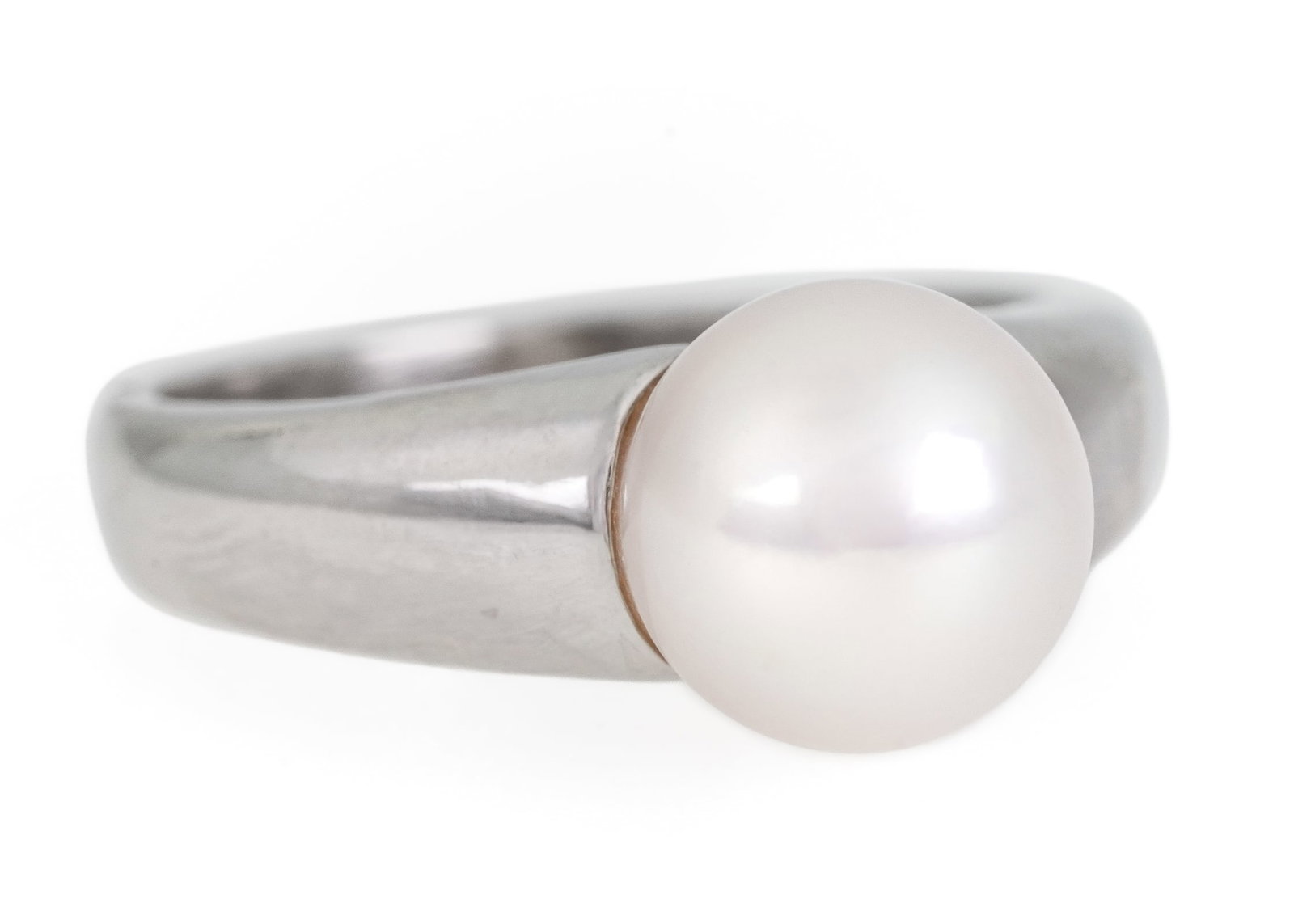 18k & Pearl Ring: 18k white gold ring with a 9mm cultured pearl. Ring size 7. 6.2 grams t.w.