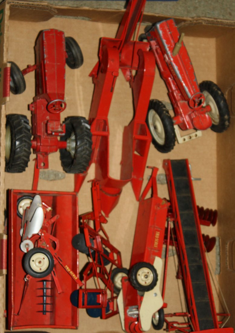 8 Tru-Scale tractors & farm implements: 8 Tru-Scale tractors & farm implements