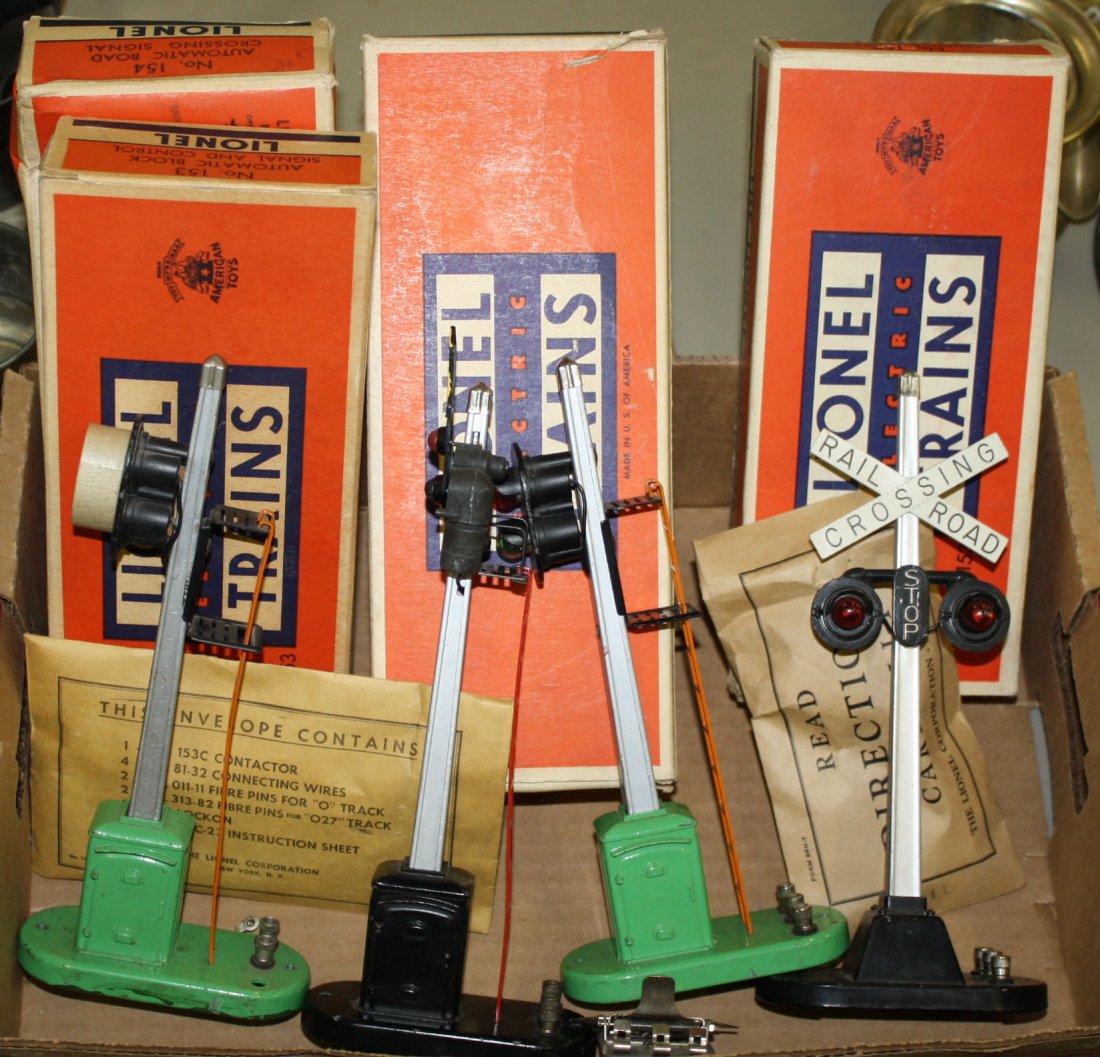 2 Lionel “O” gauge 153 automatic block signals, 151 (1 of 1)