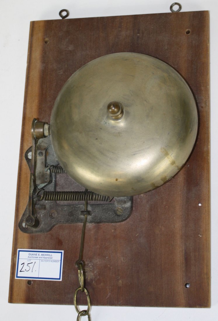 Boxing ring bell with pullchain: Boxing ring bell with pullchain