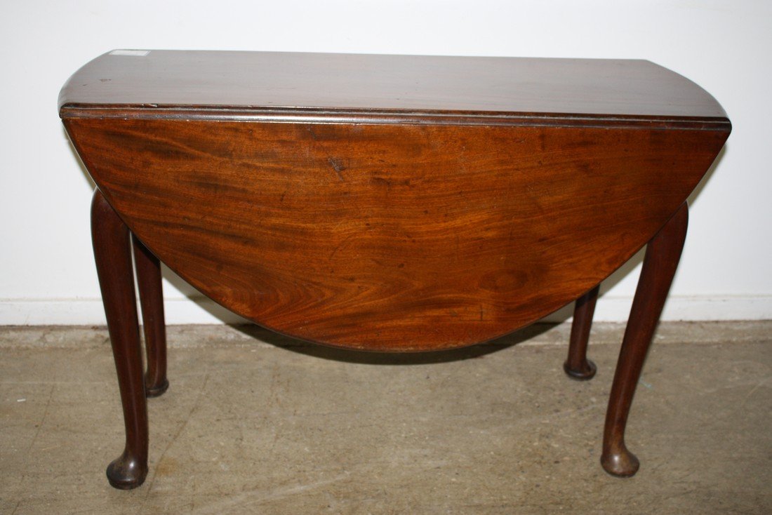 18th c Queen Anne English mahogany oval drop leaf: 18th c Queen Anne English mahogany oval drop leaf dining table, cabriol legs ending in pad feet. Open 44"l x 42"w x 27½"h.