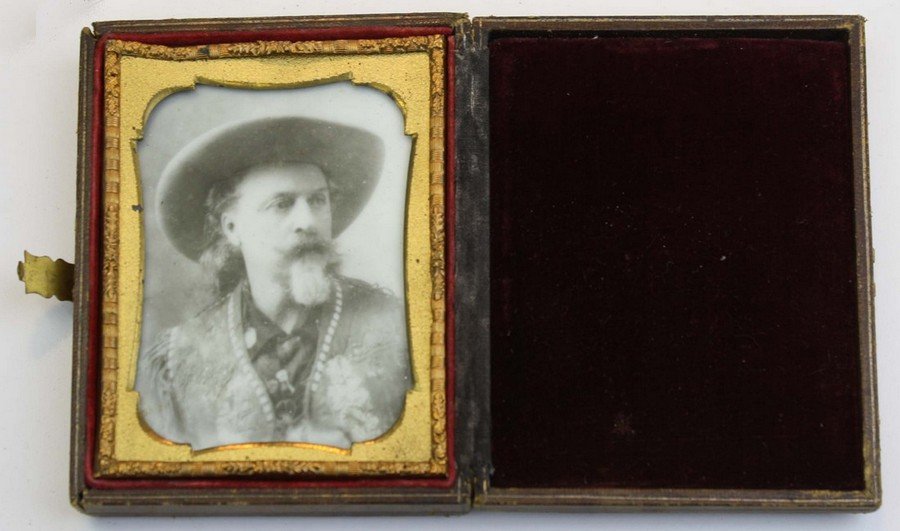 Buffalo Bill Cody plate photo on milk glass. In case,: Buffalo Bill Cody plate photo on milk glass. In case, of the period. Excellent condition.