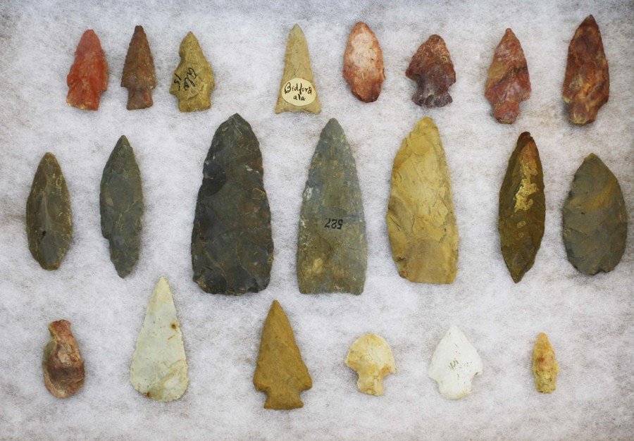 Alabama prehistoric lithic artifacts including: Alabama prehistoric lithic artifacts including arrowheads, spear points, knives, & scrapers- 21 pcs, length 1.25”- 4”