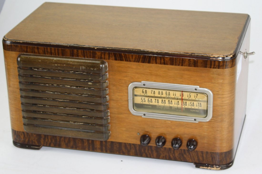 Motorola Model 52 Art Deco walnut case table top radio (1 of 1)