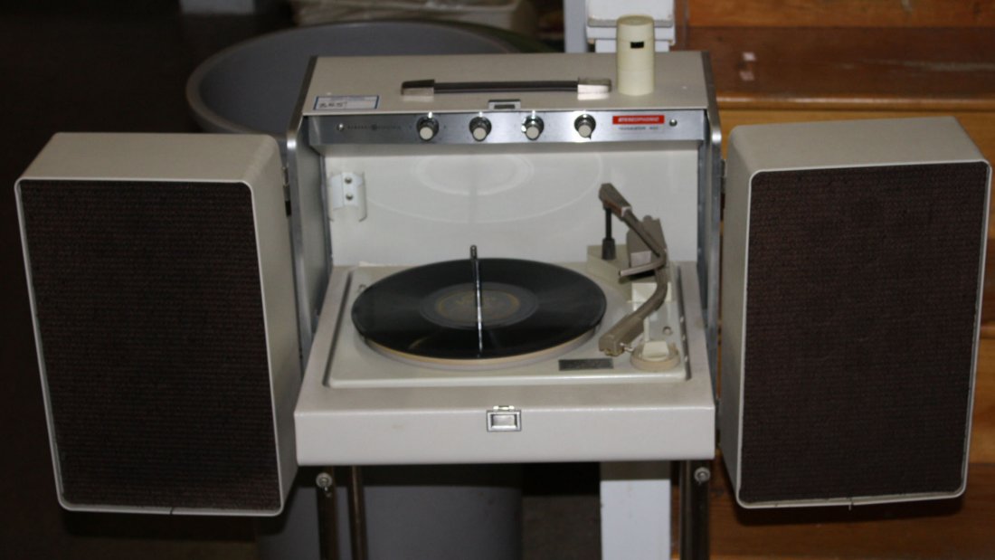 General Electric Stereophonic Transistor 400 hi-fi: General Electric Stereophonic Transistor 400 hi-fi phonograph w/bookend speakers on cart record stand