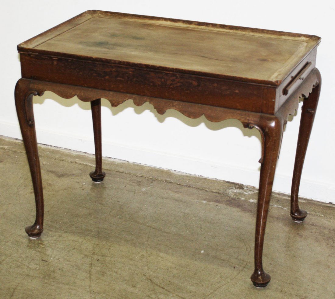 Kittinger Williamsburg Restoration Queen Anne mahogany: Kittinger Williamsburg Restoration Queen Anne mahogany tea table with slides. 20th c. 29"l.