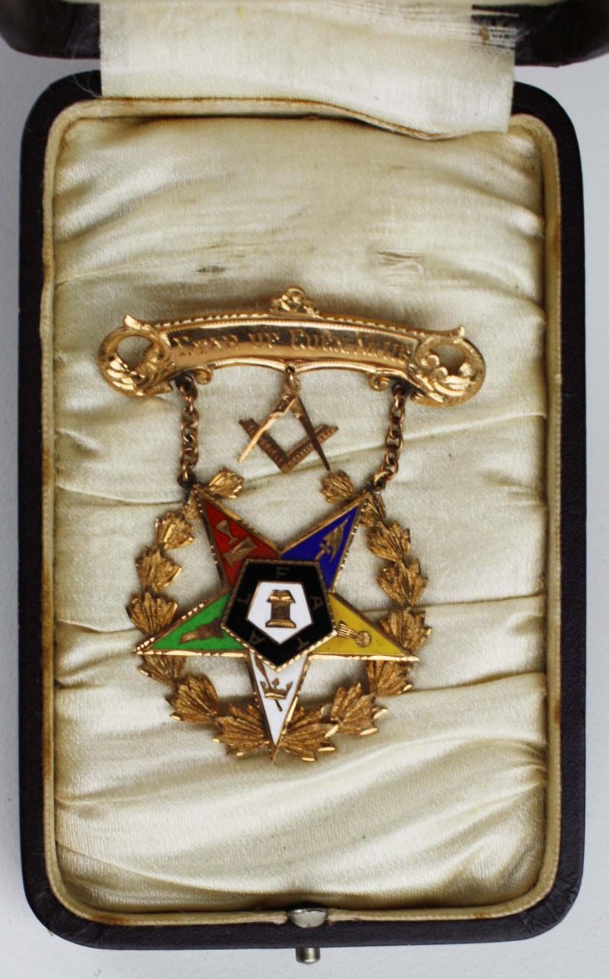 1916 10k gold Masonic jewel engraved Guy A Cummings, in: 1916 10k gold Masonic jewel engraved Guy A Cummings, in a Harvey & Otis, Providence, RI case, weight 13 grams
