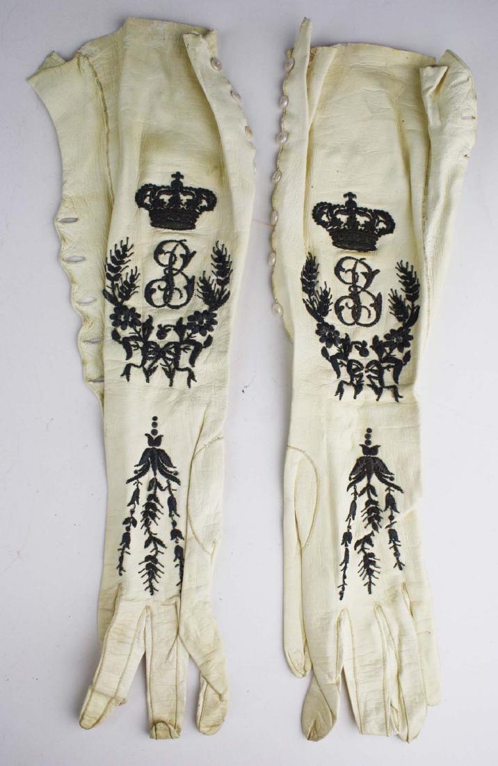 pair of 19th c. Victorian kid leather ladies gloves (1 of 10)