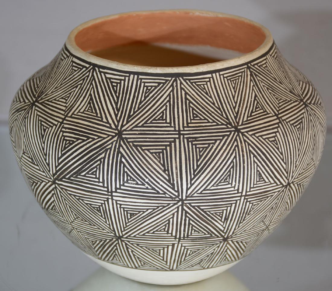 Acoma Pottery Jar S. Antonio Native American (1 of 2)