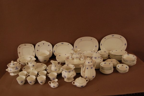 142 Pc. Chelsea English Dinnerware. Few chips, an: 142 Pc. Chelsea English Dinnerware. Few chips, and some hairline cracks. Ca. 1900