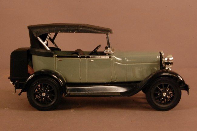 2 Model Cars 1929 Jim Beam Aesthetic Classic 8" t: 2 Model Cars 1929 Jim Beam Aesthetic Classic 8" t x 17 1/2" l x 7" w