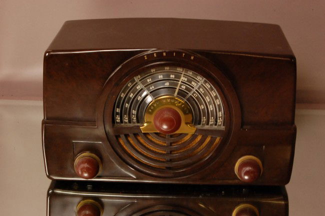 Zenith Radio 8 1/2" t x 14" w x 7 1/2" d Ca. 193: Zenith Radio 8 1/2" t x 14" w x 7 1/2" d Ca. 1930