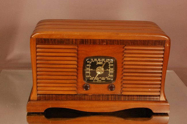 Zenith Radio 10 1/2" t x 18 1/2" w x 9" d Ca. 19: Zenith Radio 10 1/2" t x 18 1/2" w x 9" d Ca. 1930