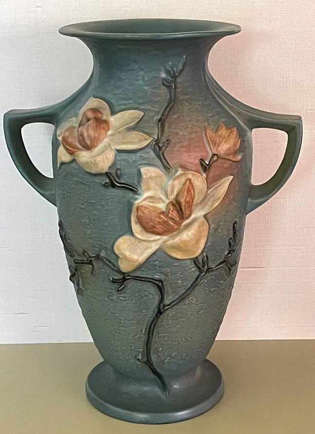 Roseville art pottery vase (1 of 1)