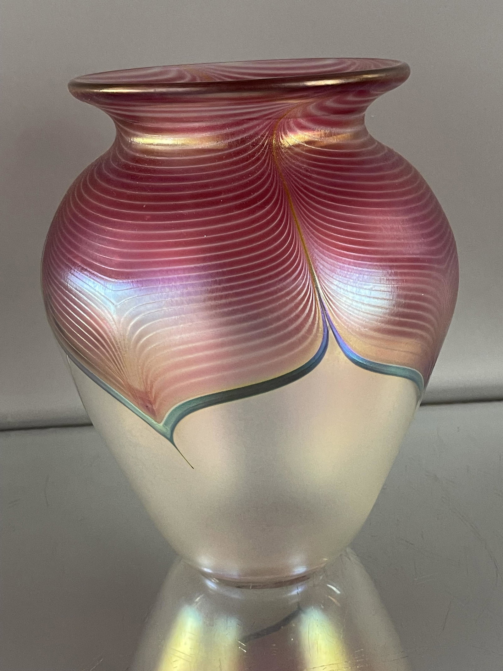 Stuart Abelman Iridescent Art Glass Vase Pull Feathers Design (1 of 3)