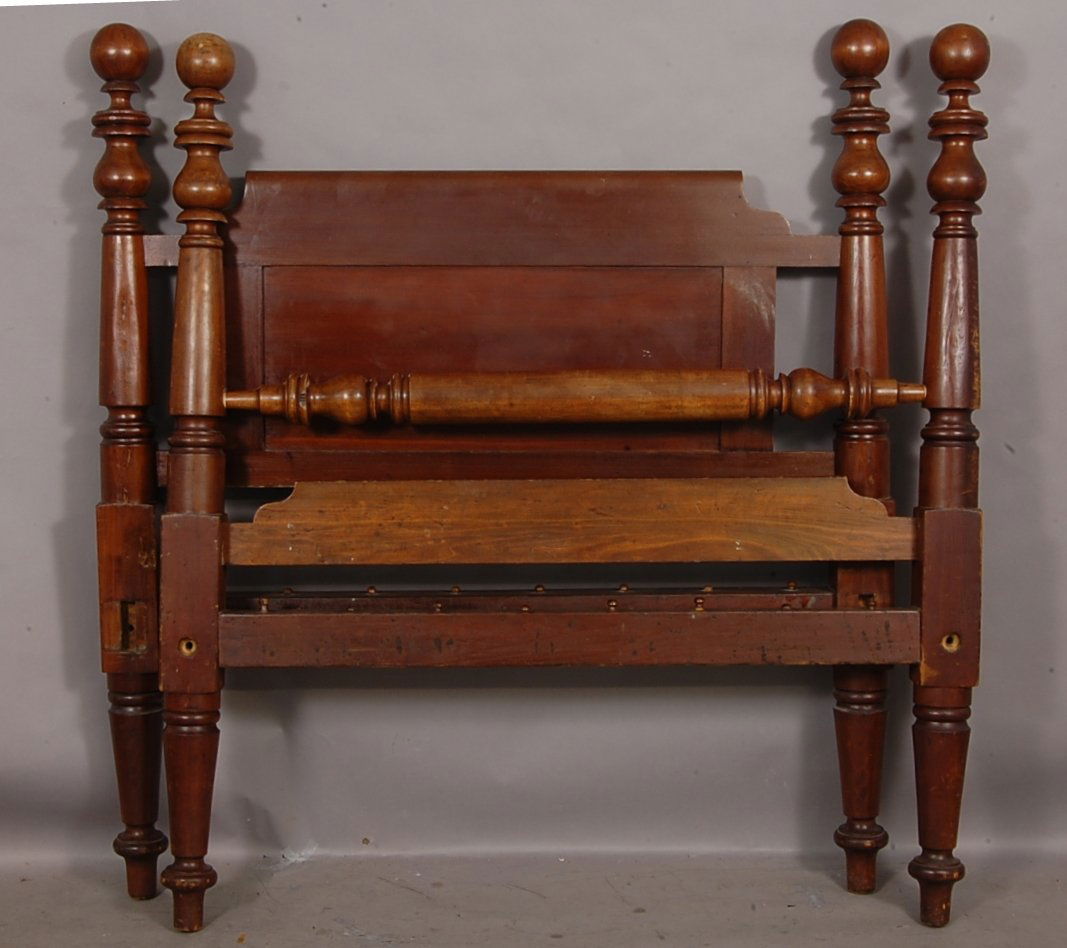 Early American style 4 poster bed: 63" t x 56" w