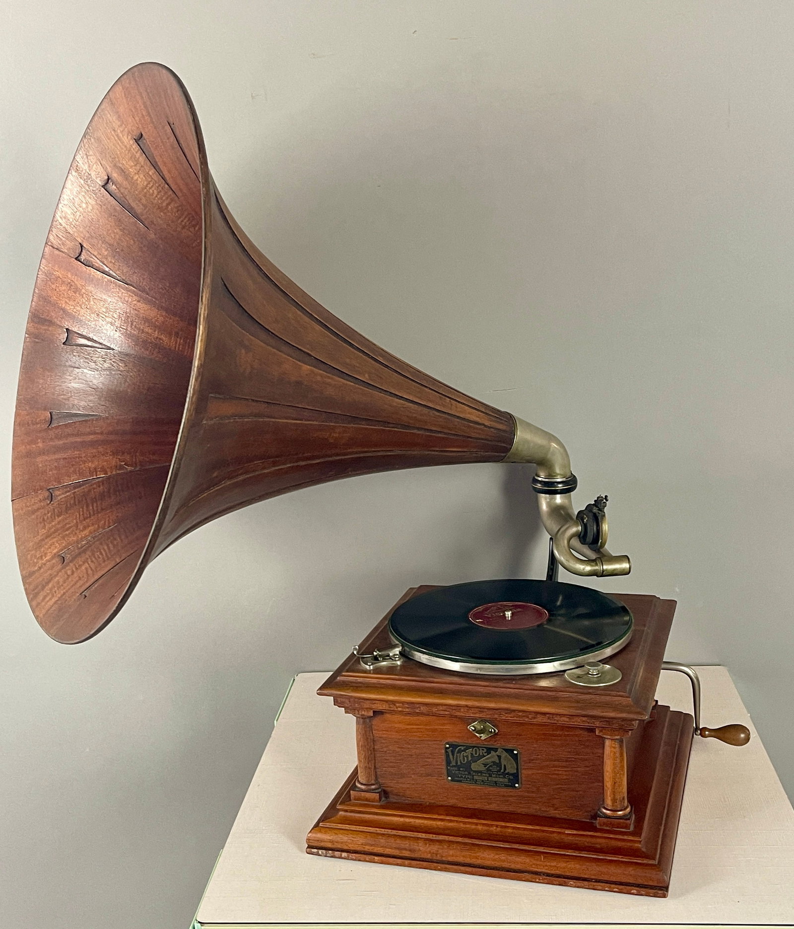 Rare Victrola Model Vic-IV with Spearpoint Mahogany Horn (1 of 3)