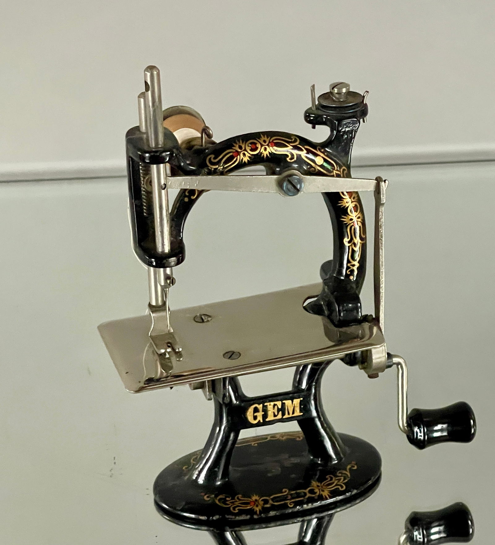 Antique Foley & Williams "Gem" Cast Iron Toy Sewing Machine (1 of 4)