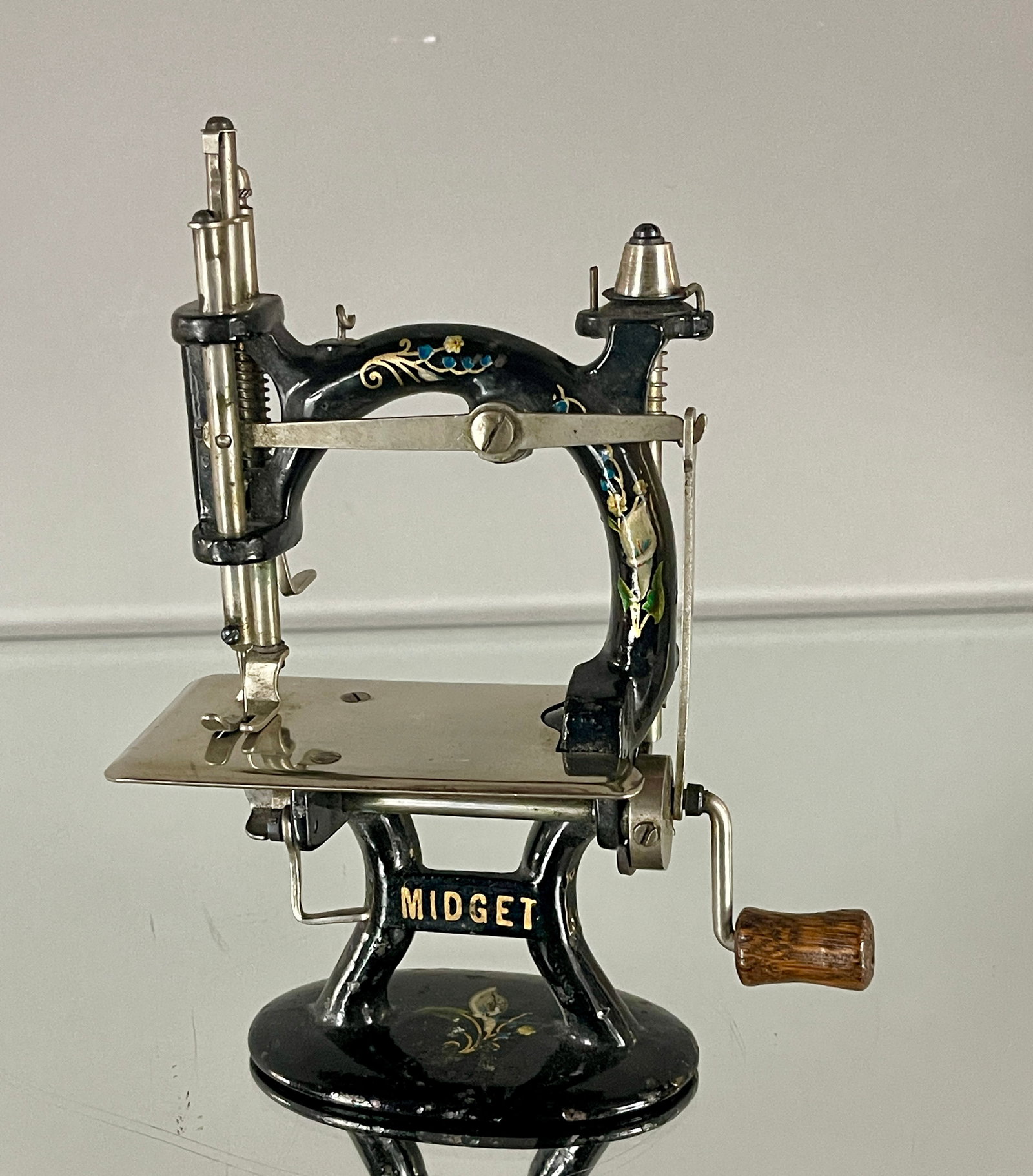 Vintage Foley & Williams Midget Sewing Machine (1 of 4)