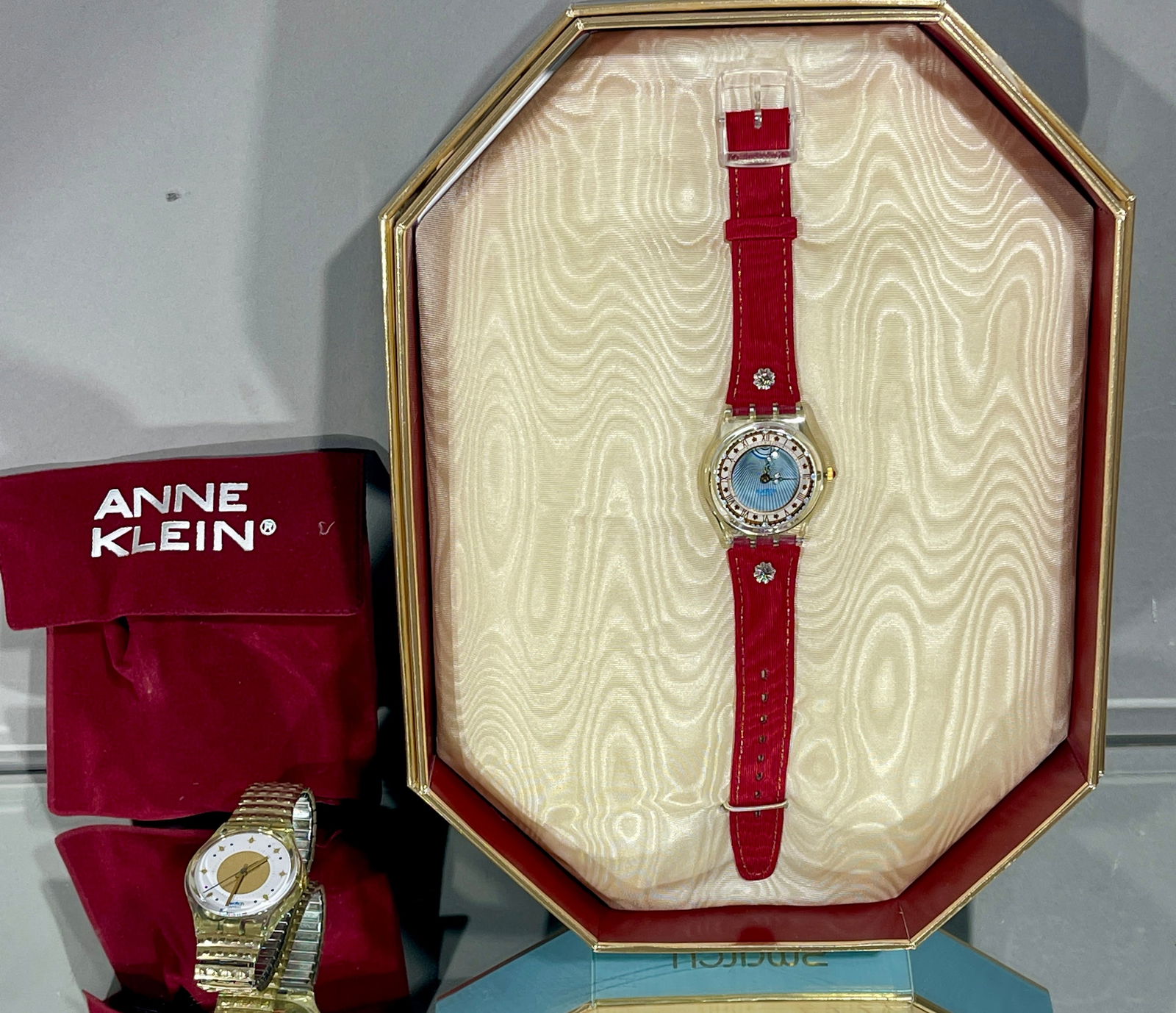 2 Swatch Collectible Wrist Watches: 1- Ann Klien case 1 - Swatch 1993 Limited edition with box. ORIGIN: Switzerland CIRCA: 1990.