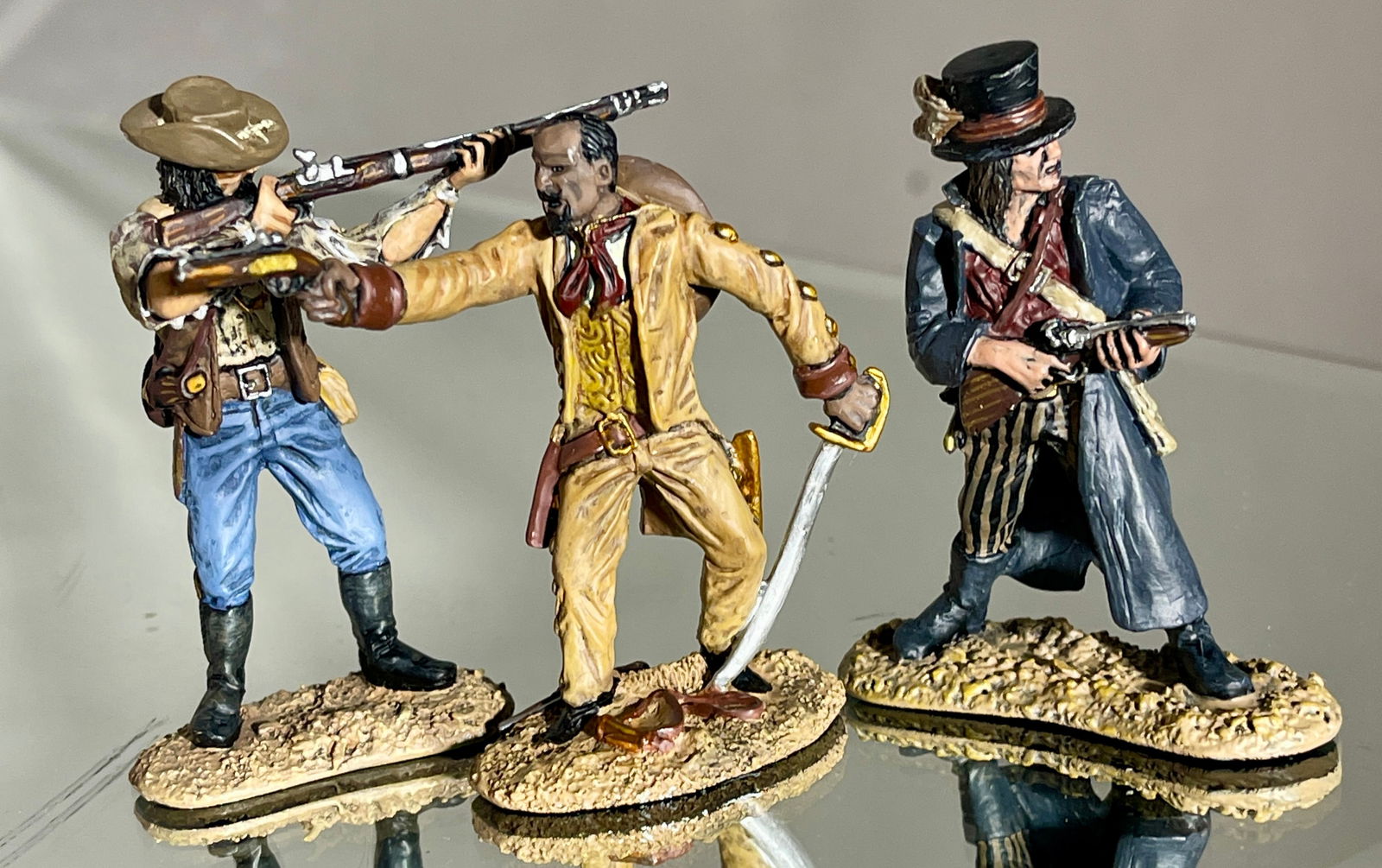 5 Conte Collectible Miniature Soldiers: The Alamo series with original boxes. CIRCA: 2000.