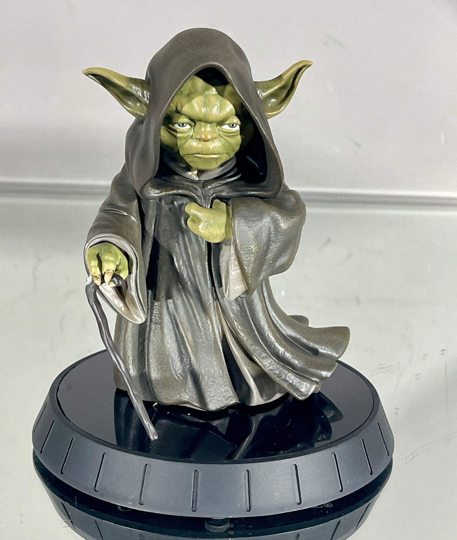 Star Wars Yoda Limited Edition Statue: 280/1900 with box. CIRCA: 2014.