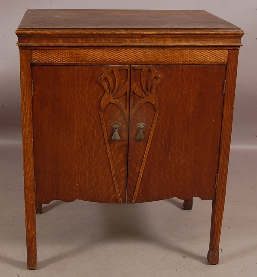 1920's Oak Phonograph case: 32" t x 27" w x 18" d Ca. 1920