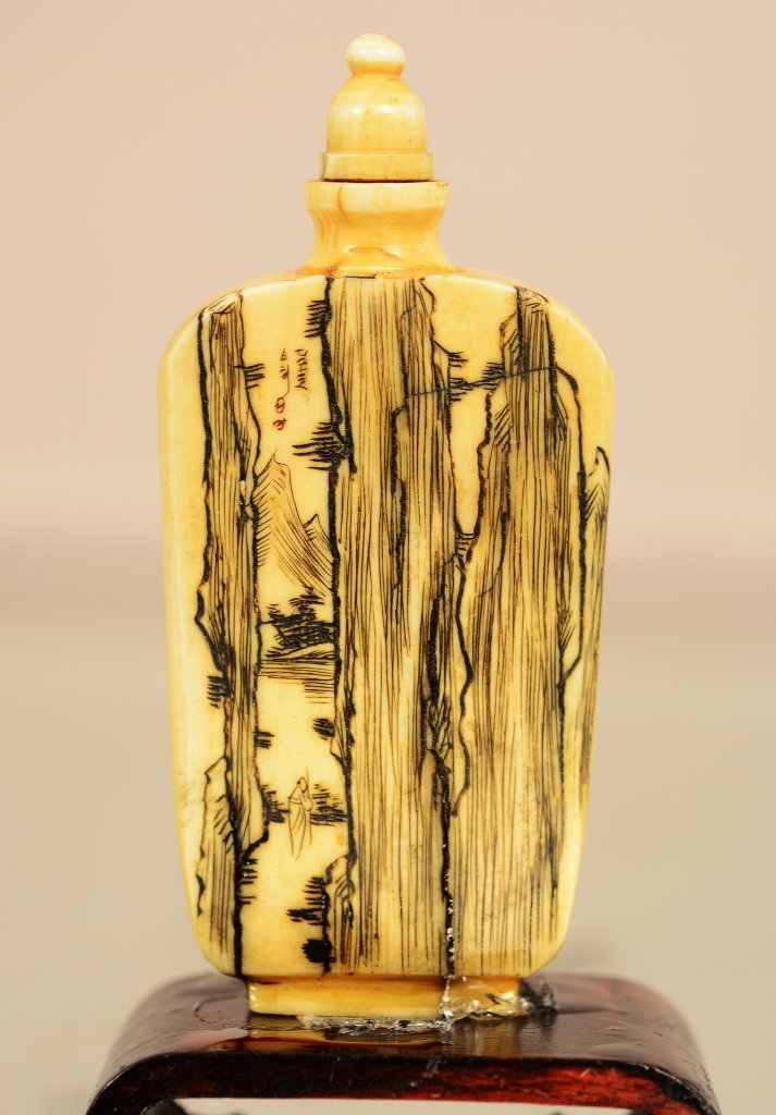 Chinese antique Ivory snuff bottle (1 of 3)