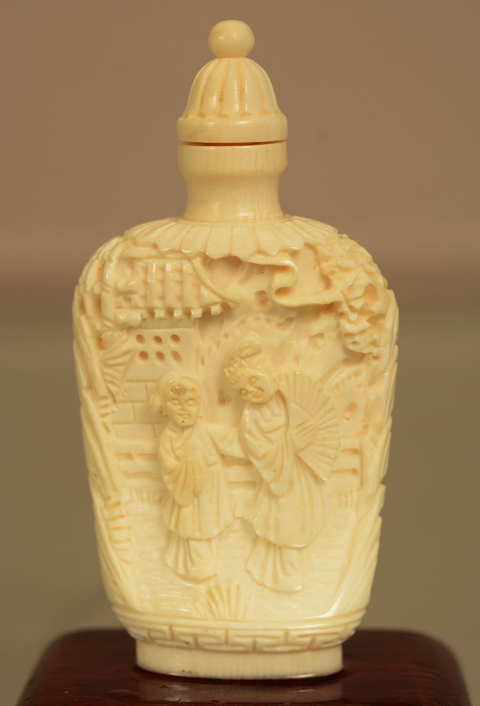 Antique Chinese Ivory snuff bottle (1 of 2)